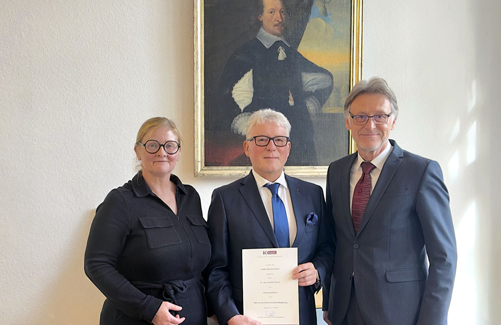 Verleihung der Honorarprofessur an Dr. Gunther Gosch durch Rektor Prof. Jens Strackeljan und Dekanin Prof. Daniela Dieterich_privat Verleihung der Honorarprofessur an Dr. Gunther Gosch durch Rektor Prof. Jens Strackeljan und Dekanin Prof. Daniela Dieterich_privat